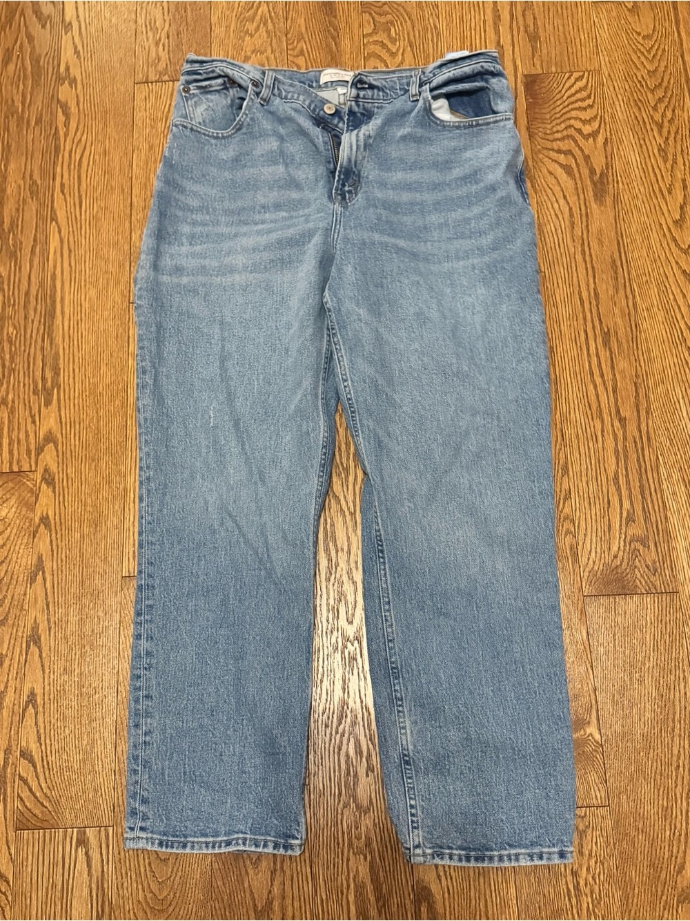 Women’s A&F Curve Love Straight High Rise Jeans in Medium Blue Wash - Picture 2 of 4